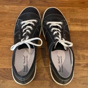 Black Josef seibel size 9. Good condition.